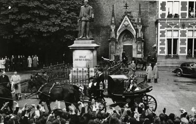 500325 Afbeelding van de aankomst van Koningin Juliana en Prins Bernhard per open landauer op het Domplein te Utrecht.